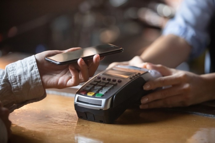 Colonizarea digitală: pericolele renunțării la banii cash