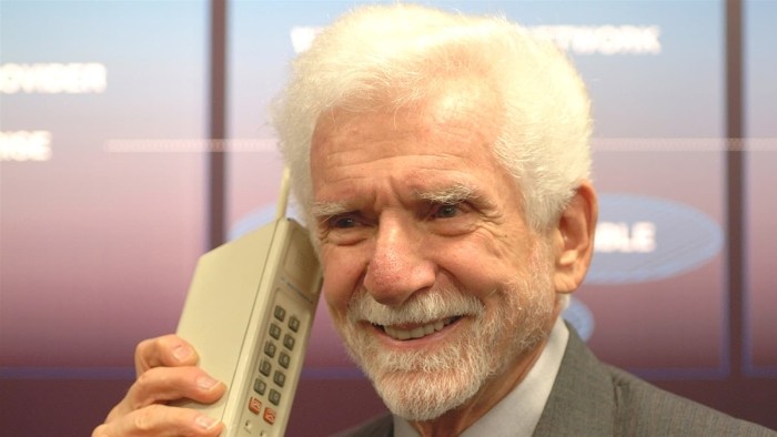 Dispozitive integrate sub piele. Predicțiile „părintelui telefonului mobil”