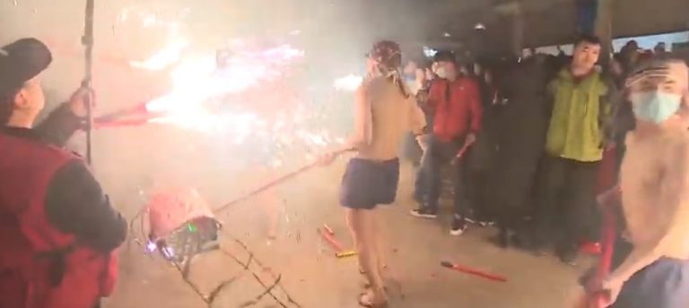 Tradiţie periculoasă în China: de ce au sărit oamenii în foc, ultima zi a sărbătorilor de Anul Nou lunar (FOTO)