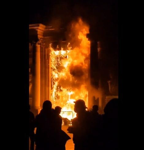FRANȚA, REVOLUȚIE! Lupte de stradă la Paris și în alte orașe / Au dat foc Primăriei Bordeaux! – FOTO&VIDEO