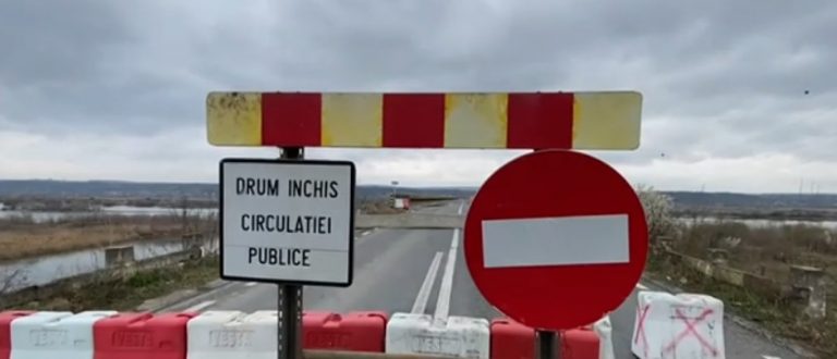 Podul de peste râul Olt a fost închis abia la 10 zile după ce s-a surpat (VIDEO şi FOTO)