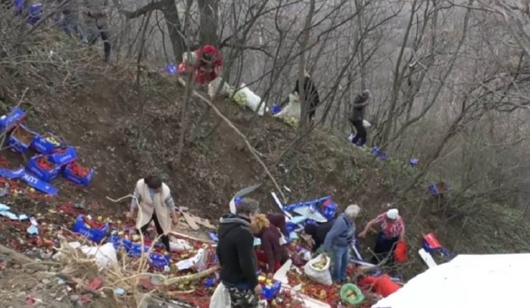 Un TIR plin cu legume s-a răsturnat într-o râpă din Mehedinți. Ce au făcut localnicii / Imaginile au ajuns virale – VIDEO