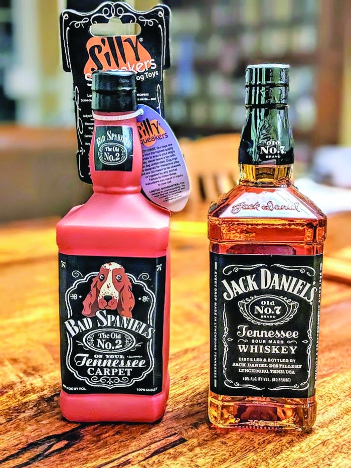 Ce are whisky-ul Jack Daniel’s cu o jucărie pentru câini?