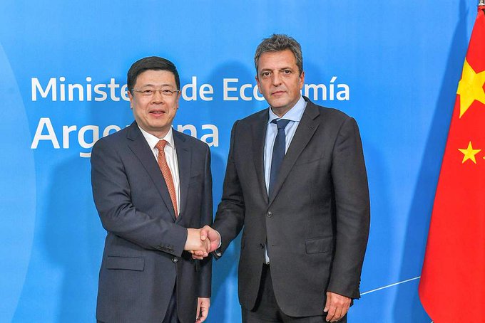 Încă o lovitură încasată de dolarul american: Argentina va plăti în yuani importurile din China