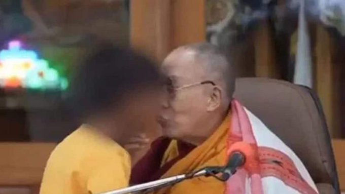 Dalai Lama, filmat sărutând un băiat pe gură. Ce a putut să-i ceară, a șocat planeta! – VIDEO