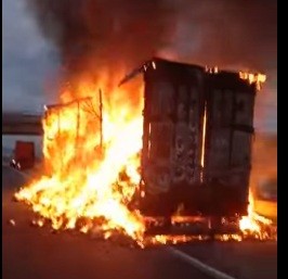 Tragedie pe DN 56A în Mehedinţi! Un şofer de TIR a murit, după ce ar fi făcut infarct la volan. Camionul, în flăcări!