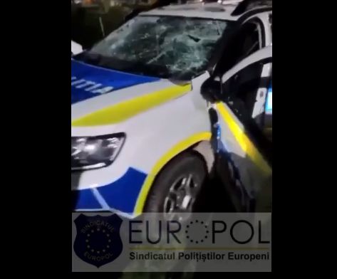 Imagini incredibile! Autospecială de poliție, distrusă de un bărbat cu un ciocan. „Nu suport poliția” – VIDEO