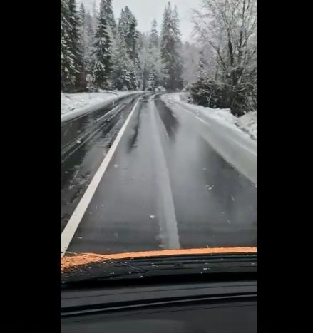 VIDEO. Ninge pe final de aprilie! Drumarii au ieșit cu utilaje de deszăpezire în zona Borsec