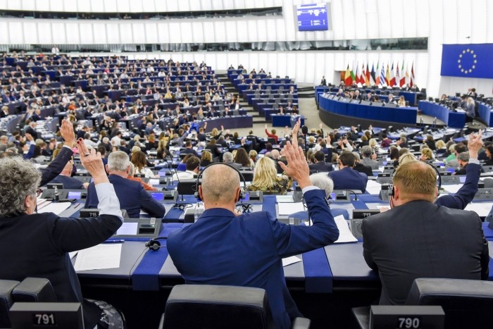 Un pic de schemă Ponzi. Contribuabilii, pe cale să plătească milioane de euro pentru pensiile foștilor europarlamentari