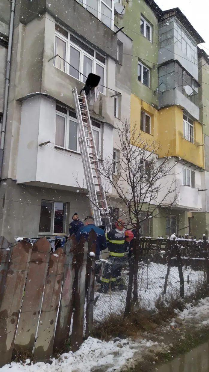 La un pas de nenorocire. O tânără căzută de la etajul trei, salvată de niște sârme de rufe