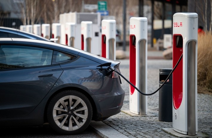 Crește producția și sfidează Asia. Tesla remodelează industria bateriilor auto