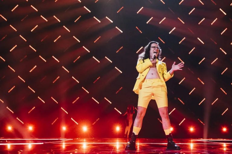 Eurovision. Ținutele ȘOC purtate de Theodor Andrei, luate la puricat. Horia Moculescu: „Îmi e jenă, i-am văzut aparițiile”
