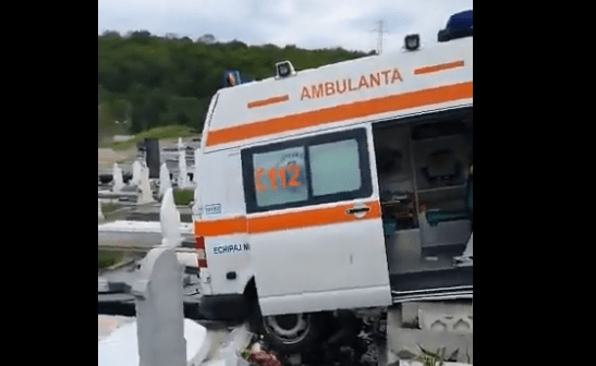 Imagini de necrezut! O ambulanță a ajuns într-un cimitir, distrugând mai multe morminte – VIDEO