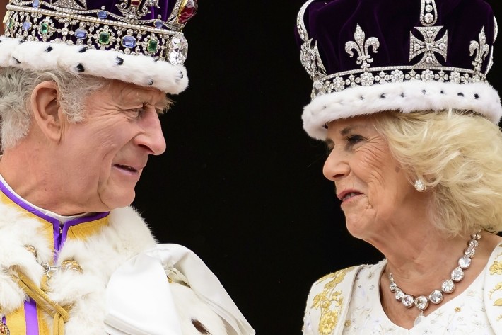 Încoronarea lui Charles: magia prăfuită a monarhiei britanice