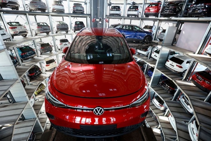 10 kg de mineral pentru fiecare baterie de VW: “Locomotiva  Europei” se poate pune cu China