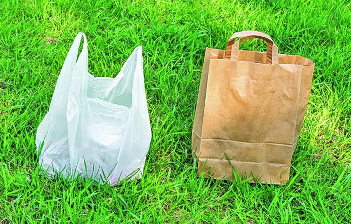“Cel mai defăimat material din lume”. Plastic sau hârtie?