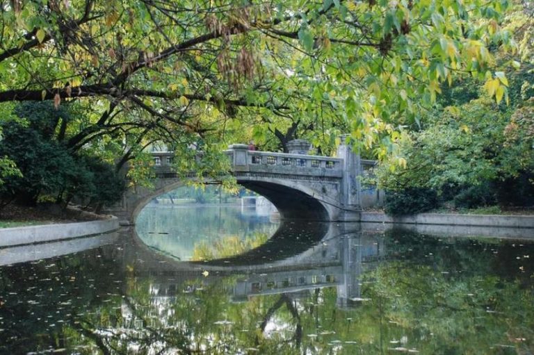 Actriță bătută în plină zi în Cișmigiu, parcul din apropierea Primăriei Capitalei: „Nimeni nu a intervenit!”