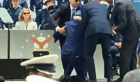 Momentul în care Joe Biden a căzut pe scenă, în Colorado, după ce s-a împiedicat – VIDEO