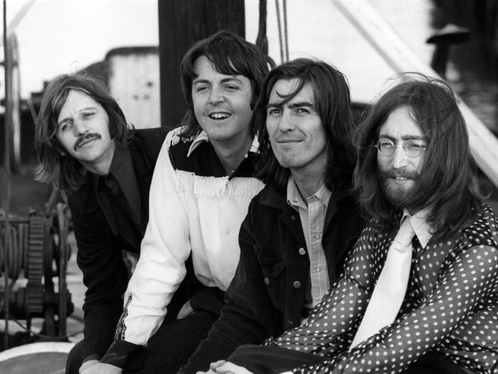 Morții și  drepturile de autor: inteligența artificială clonează vocile Beatles