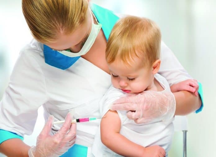 Die europäischen Behörden wollen, dass Kinder unter 5 Jahren mit 3 Dosen der Injektion gegen Covid impfen lassen