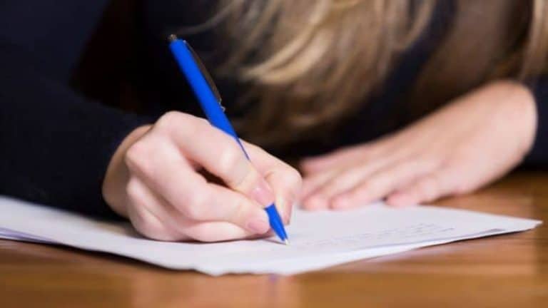 Începe Evaluarea Națională. Absolvenții de clasa a VIII-a dau, luni, proba la LIMBA și LITERATURA ROMÂNĂ/Câți elevi s-au înscris la examen