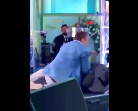 Horia Brenciu a făcut haz de necaz! Totul, după ce a căzut pe scenă, în văzul lumii! – VIDEO