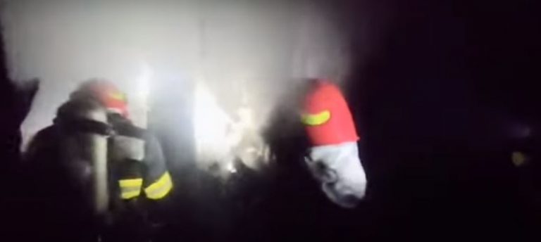 Panică într-un bloc de garsoniere din Râmnicu Vâlcea, în urma unui incendiu puternic. Patru oameni au fost duși la spital – VIDEO