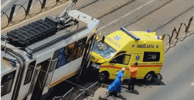 ULTIMA ORĂ: Accident în Capitală. Au fost implicate o ambulanță și un tramvai