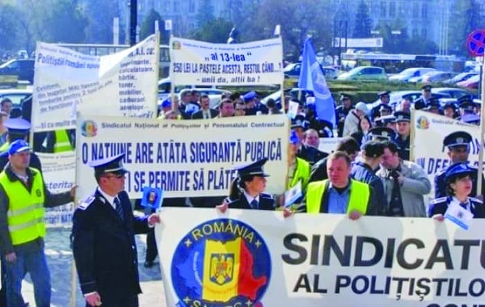Protestele merg mai departe. Polițiștii iau cu asalt sediul NATO