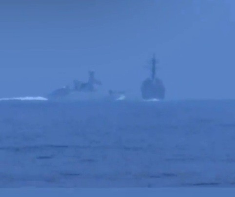 „ARDE” Marea Chinei de Sud! O navă de război chineză a tăiat calea unui distrugător american (VIDEO)