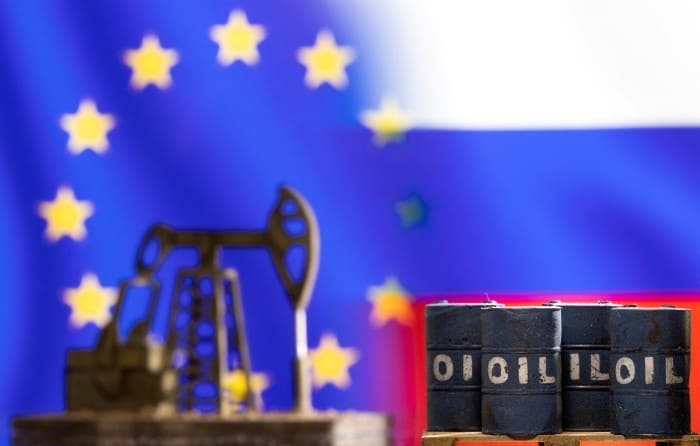 Petrolul rusesc curge nestingherit. Occidentul, leu de mucava