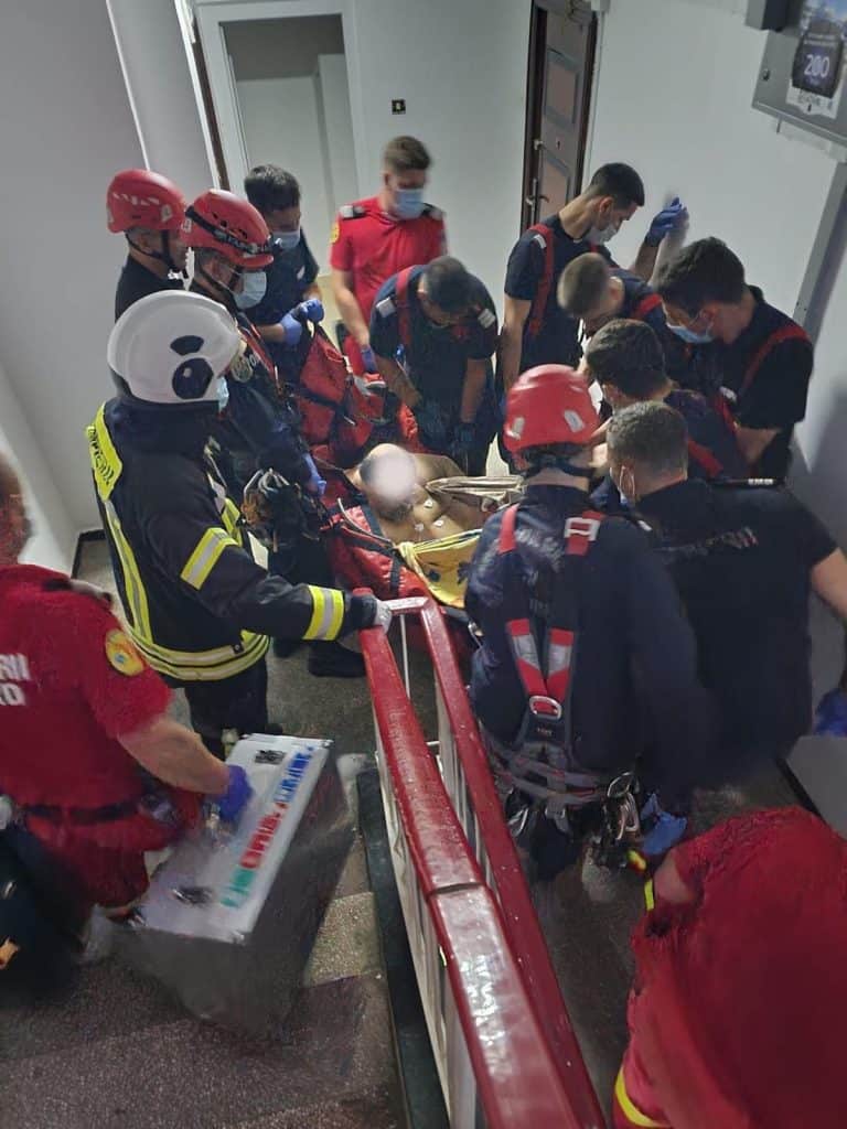 „O misiune atipică” în Capitală. Mobilizare impresionantă de forțe pentru salvarea unui bărbat de 400 de kilograme, care suferise un accident vascular