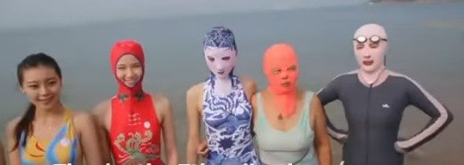 Ce le-a trecut prin minte… Noua modă la plajă: facekini. Invenţia care te-ar apăra de caniculă (VIDEO)