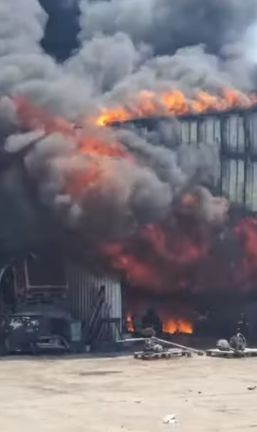 Incendiu cu degajări mari de fum, la o hală din Caracal/Tânăr dus la spital, cu arsuri – VIDEO