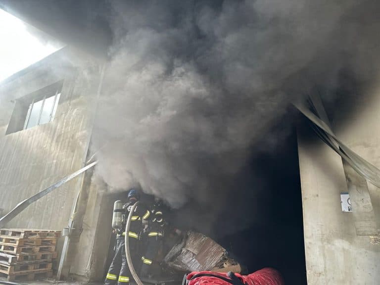 Intervenție de urgență a pompierilor! Incendiu cu fum dens, la un depozit de calculatoare din Mureș/S-a emis RO-ALERT