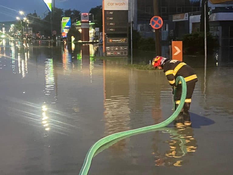Vremea rea a făcut din nou probleme în țară. Curți și străzi inundate, după ce canalizările nu au mai făcut față – FOTO