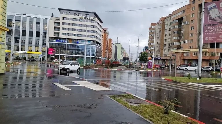 Mașină luată de vânt în Sibiu/Autoturismul a ajuns într-un sens giratoriu