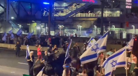 ARDE Israelul! Protest masiv la Tel Aviv, șeful Poliției a demisionat! – VIDEO