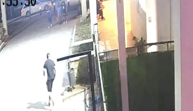 Imagini șocante! La un pas de o nenorocire! Un bărbat a dat foc intrării unui club din Costinești – VIDEO
