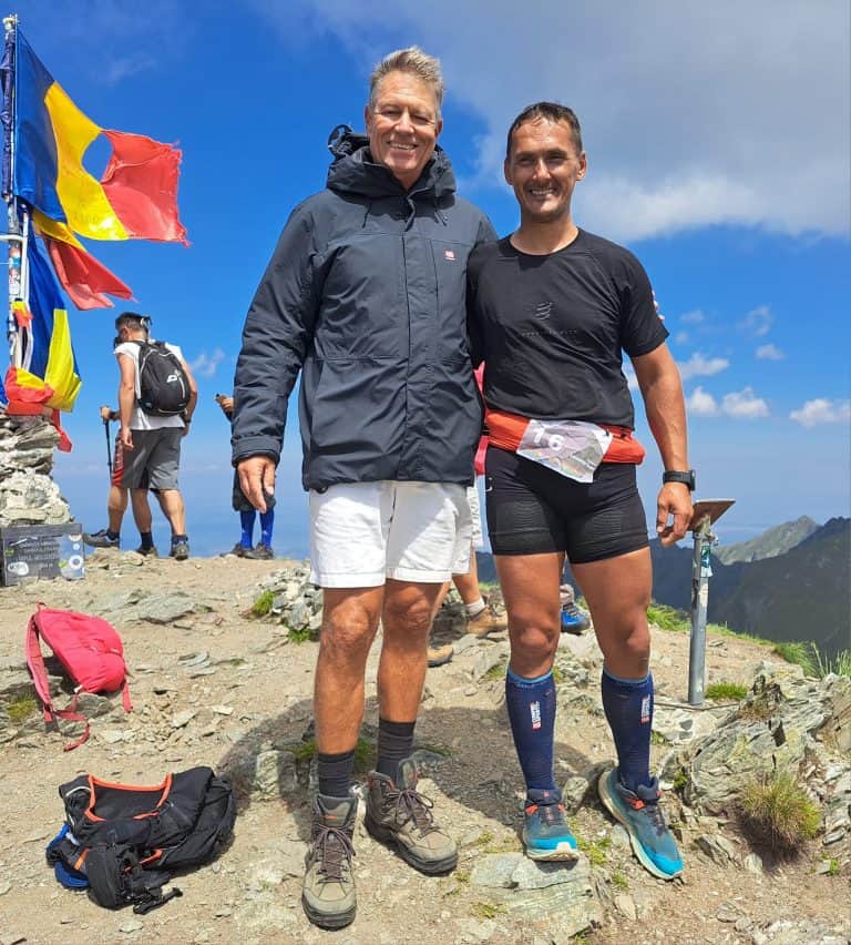 Klaus Iohannis, fotografiat pe vârf de munte. În pantaloni scurți și bocanci/Cum s-a pozat soția președintelui