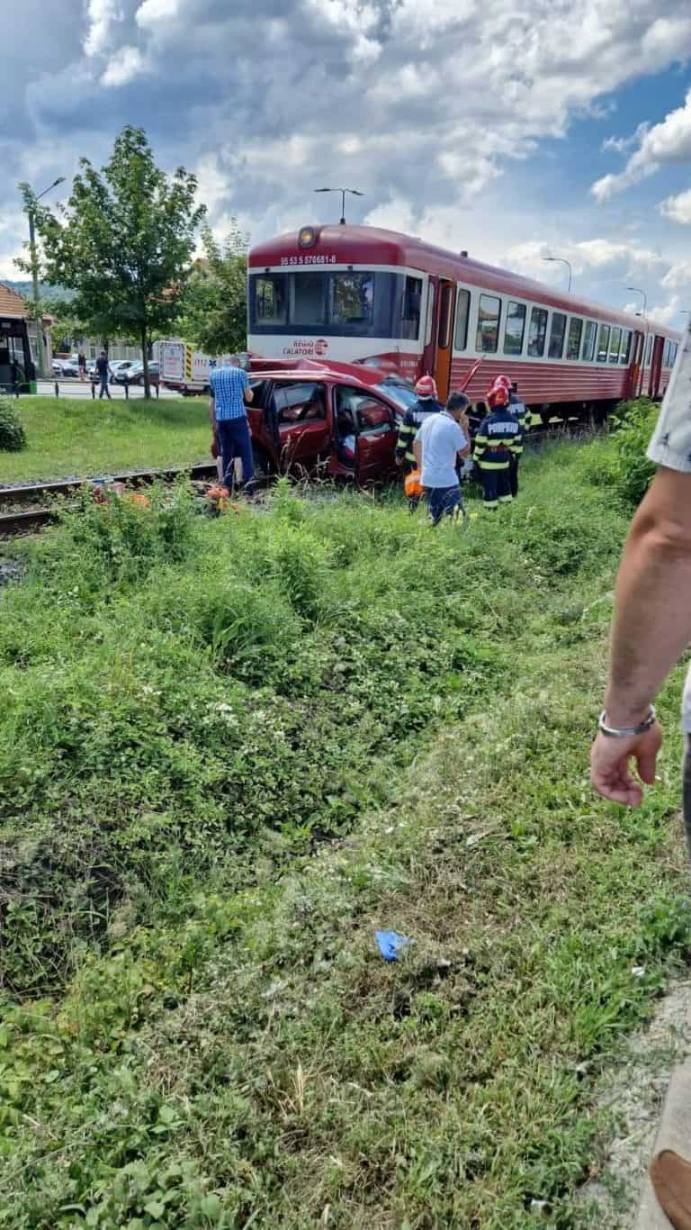 Salvatorii, în alertă! Mașină lovită de tren, în Brașov: mai multe persoane rănite