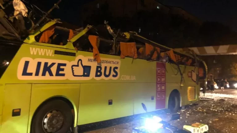 Un autocar plin cu ucraineni, puternic avariat după un accident la Năvodari. A lovit un limitator de înălțime. „GPS-ul l-a adus aici”