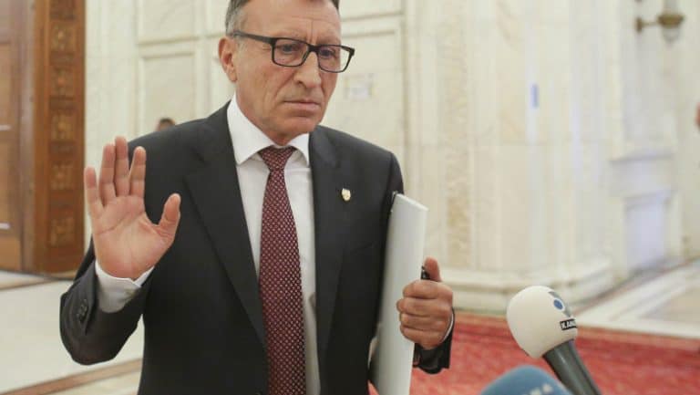 Nea Paule, vezi a cui groapă o sapi!