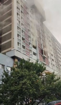 UPDATE. Pompierii, în alertă! Incendiu violent la un hotel din Băile Felix/Mai multe persoane, în grija medicilor – VIDEO
