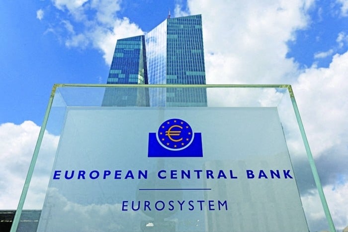 Cât va mai rezista industria europeană la pumnii bancherilor centrali?