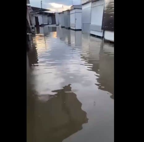 Inundații la Suceava, după o ploaie torențială/ Străzile s-au umplut de apă – VIDEO