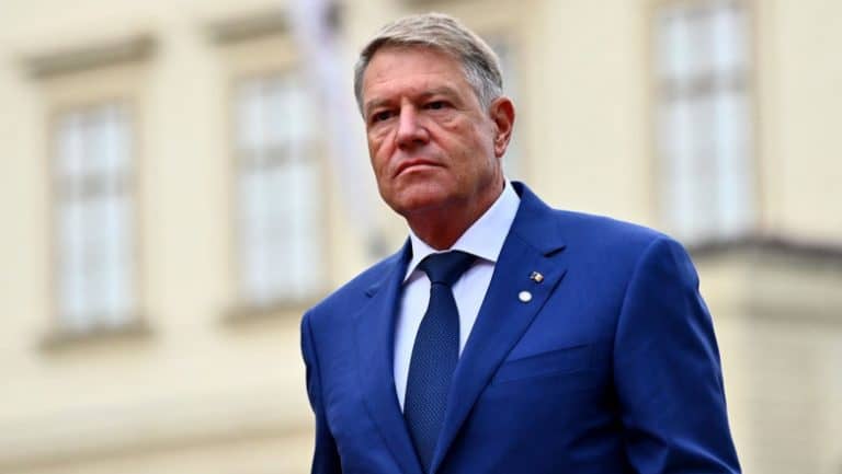 Klaus Iohannis aproape că „mută” data de 1 Decembrie din calendar, numai ca să „zboare” mai repede în Dubai. Planurile pentru Ziua Naţională