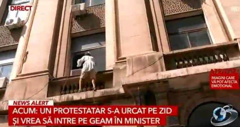 Imagini de la protestul din fața MS: Un protestatar s-a cocoțat pe clădirea Ministerului Sănătății – VIDEO