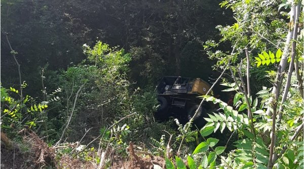 UPDATE. Accident grav! Utilaj feroviar răsturnat la ieşire din Roşiorii de Vede/Un bărbat a murit