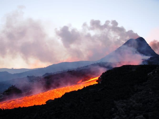 Italienii din Napoli, pe picior de evacuare după cel mai puternic seism din ultimii 40 ani. Un nou cutremur e iminent?